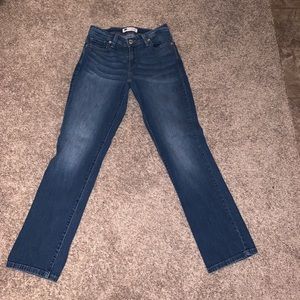 Women’s Levi Straight Cut Jeans! Size 8Medium